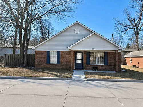 1004 Creekside Pl Photo 1