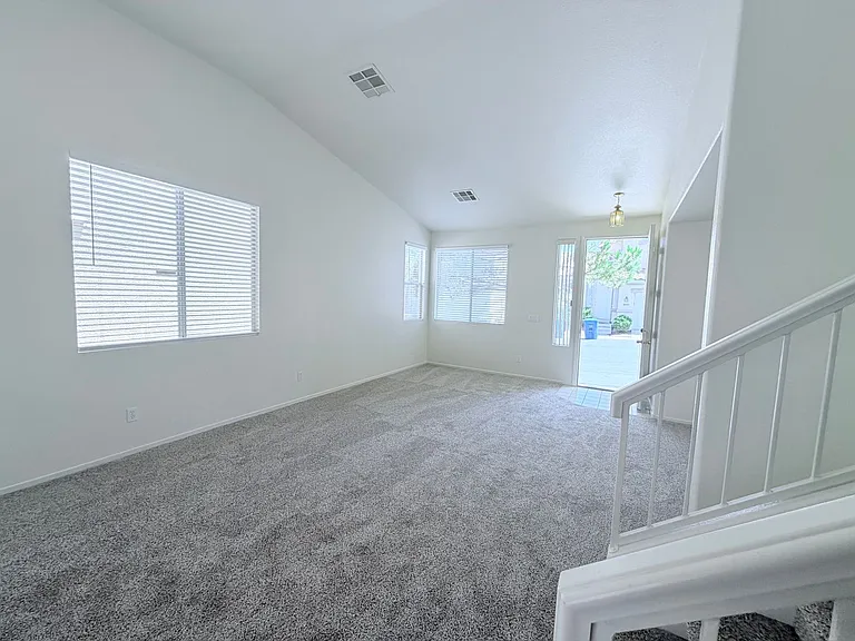 10404 Sloping Hill Ave — Photo 4