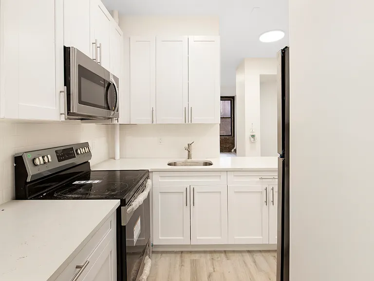 25 E 7th St #10 — Photo 4