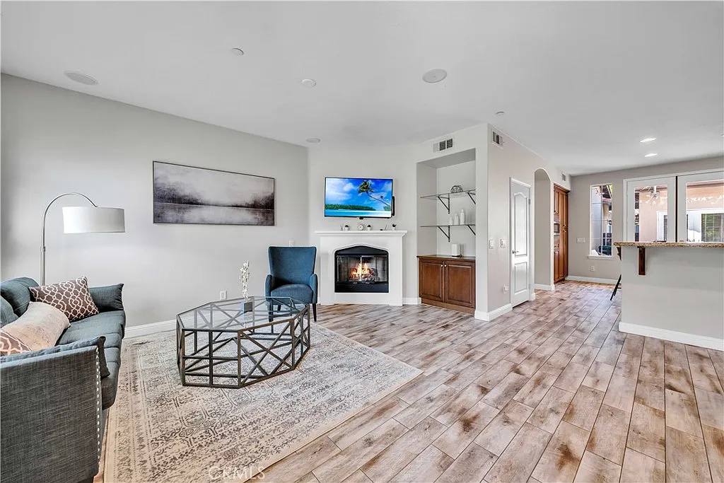 3 bed, 3.5 bath, 1332 sqft, $5,500 — Photo 2