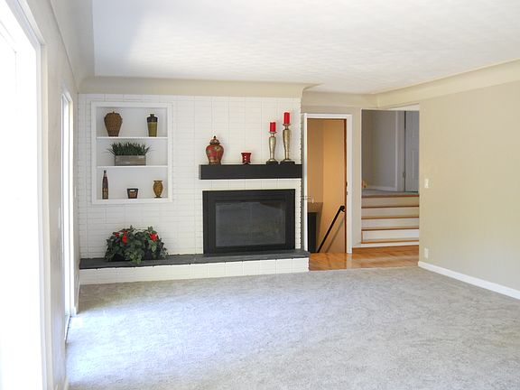 Living Room (14'W x 23'6"L)