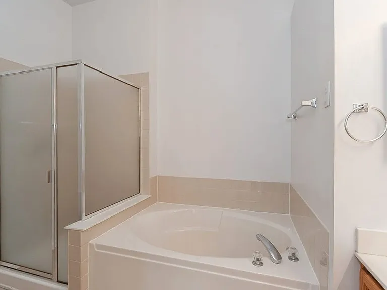 593 Prestwick Ln — Photo 44