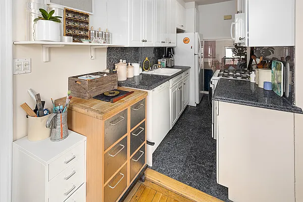 Rented by Yangtze Hudson LLC | media 12