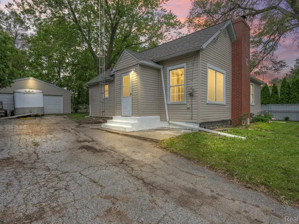 1496 E Parkwood Ave, Burton, MI 48529