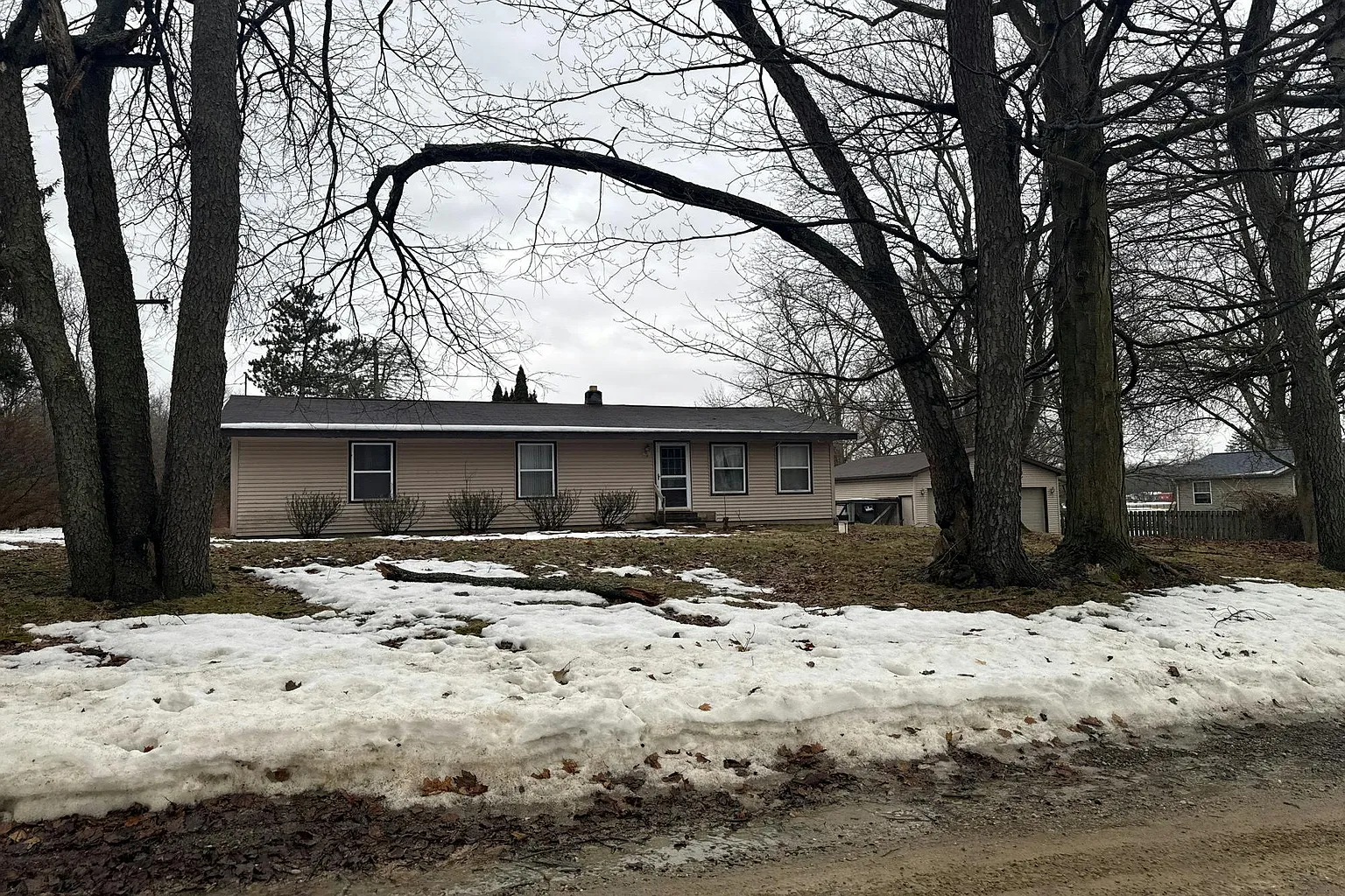 1600 Hendrie Rd photo 1