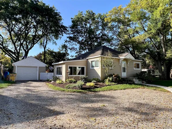 6735 Cooley Lake Rd, West Bloomfield, MI 48324
