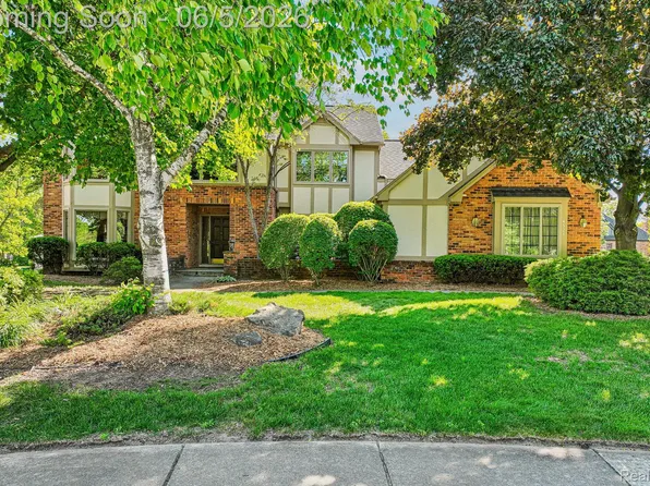 4523 Rivers Edge Dr, Troy, MI 48098