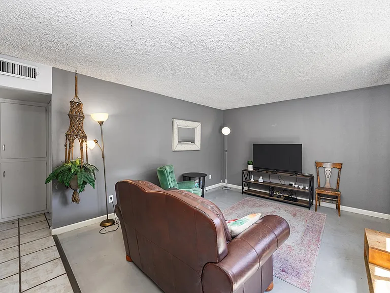 1928 Dracena St — Photo 2