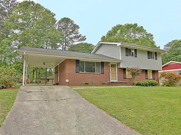 745 Anderson Dr — Photo 2