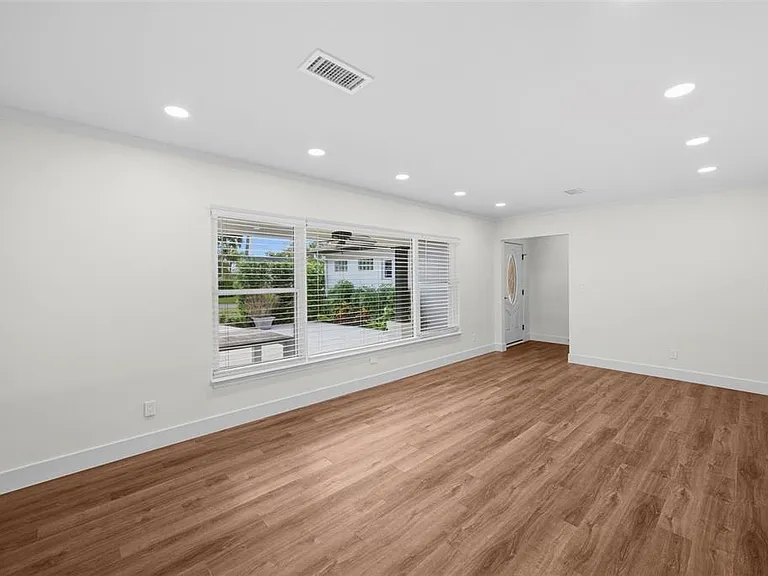 402 Erie Ave — Photo 15