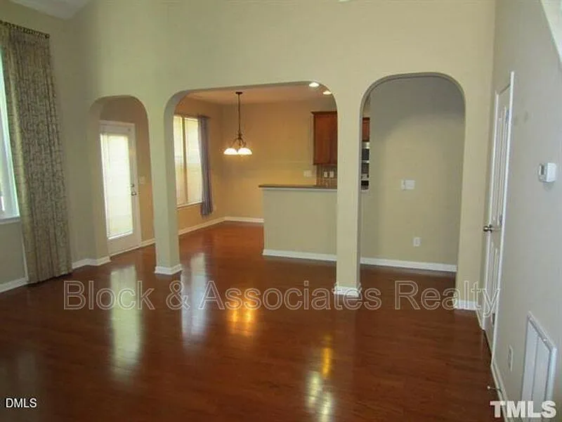 Weathersby — Photo 2