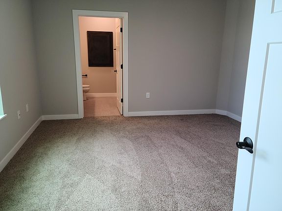 4th image of 124 Rosewood Ave