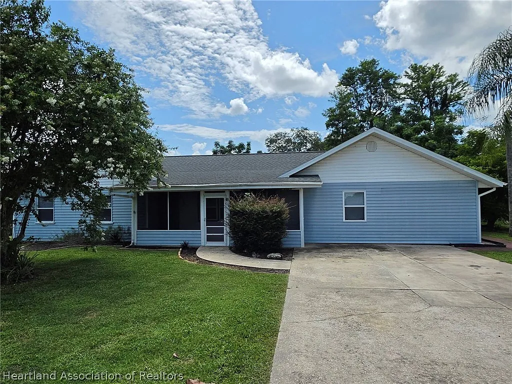 4 bed, 3.0 bath, 2086 sqft, $2,200 — Photo 1