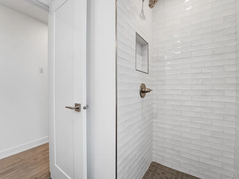887 Somerset St W — Photo 27
