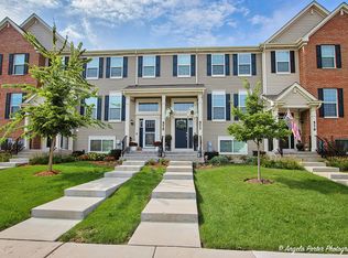 577 Cimmaron Cir, Crystal Lake, IL 60012
