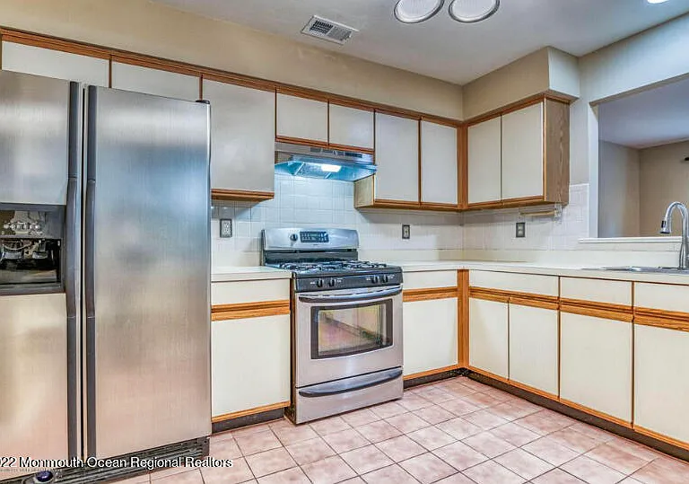 887 Crimson Ct — Photo 4
