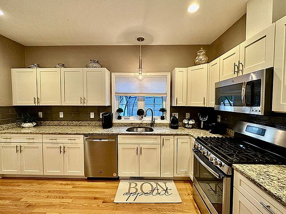2nd image of 7 Candlelight Ln