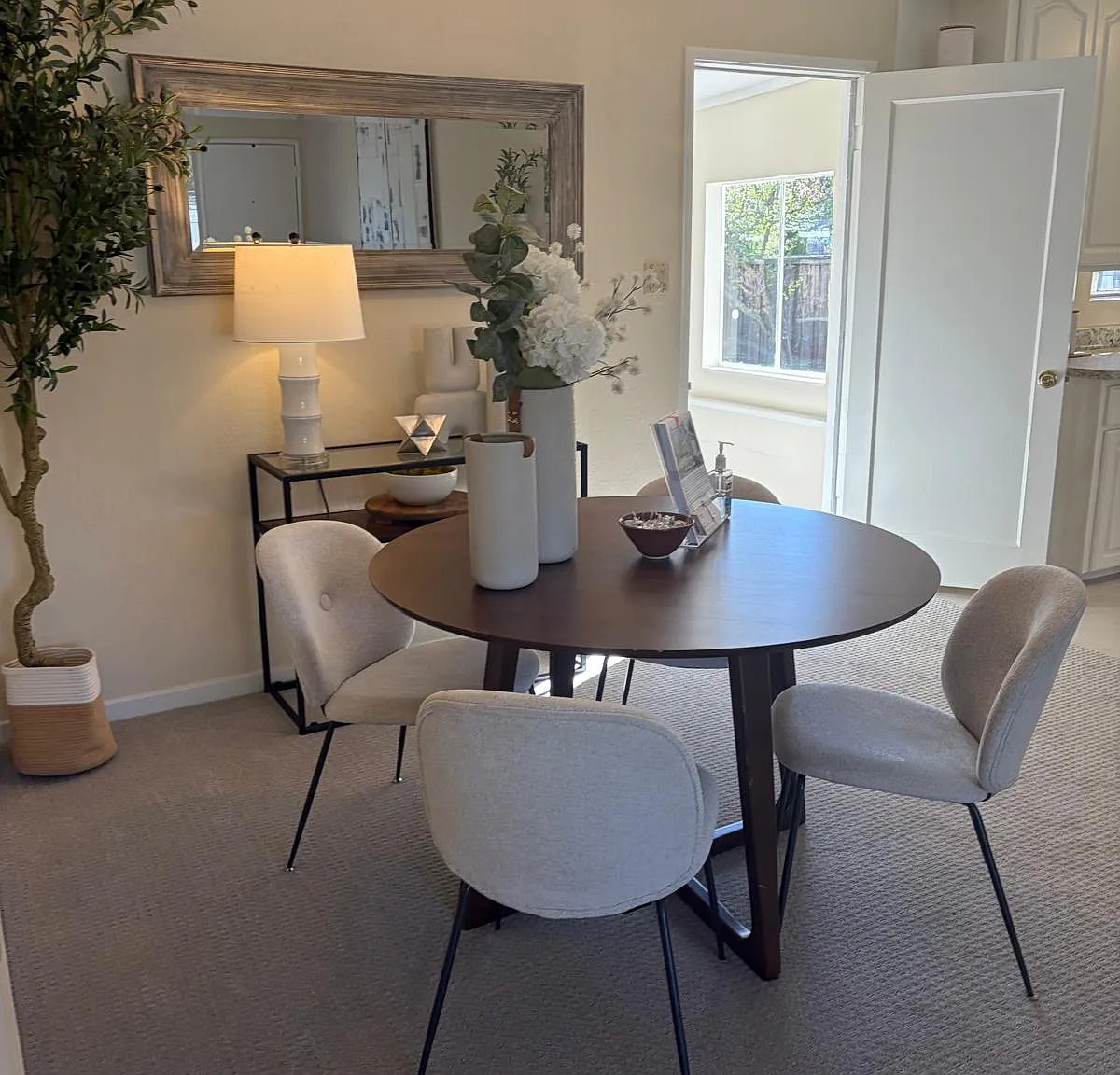 619 Robin Dr — Photo 3