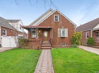 28 Wellington Rd, Elmont, NY 11003