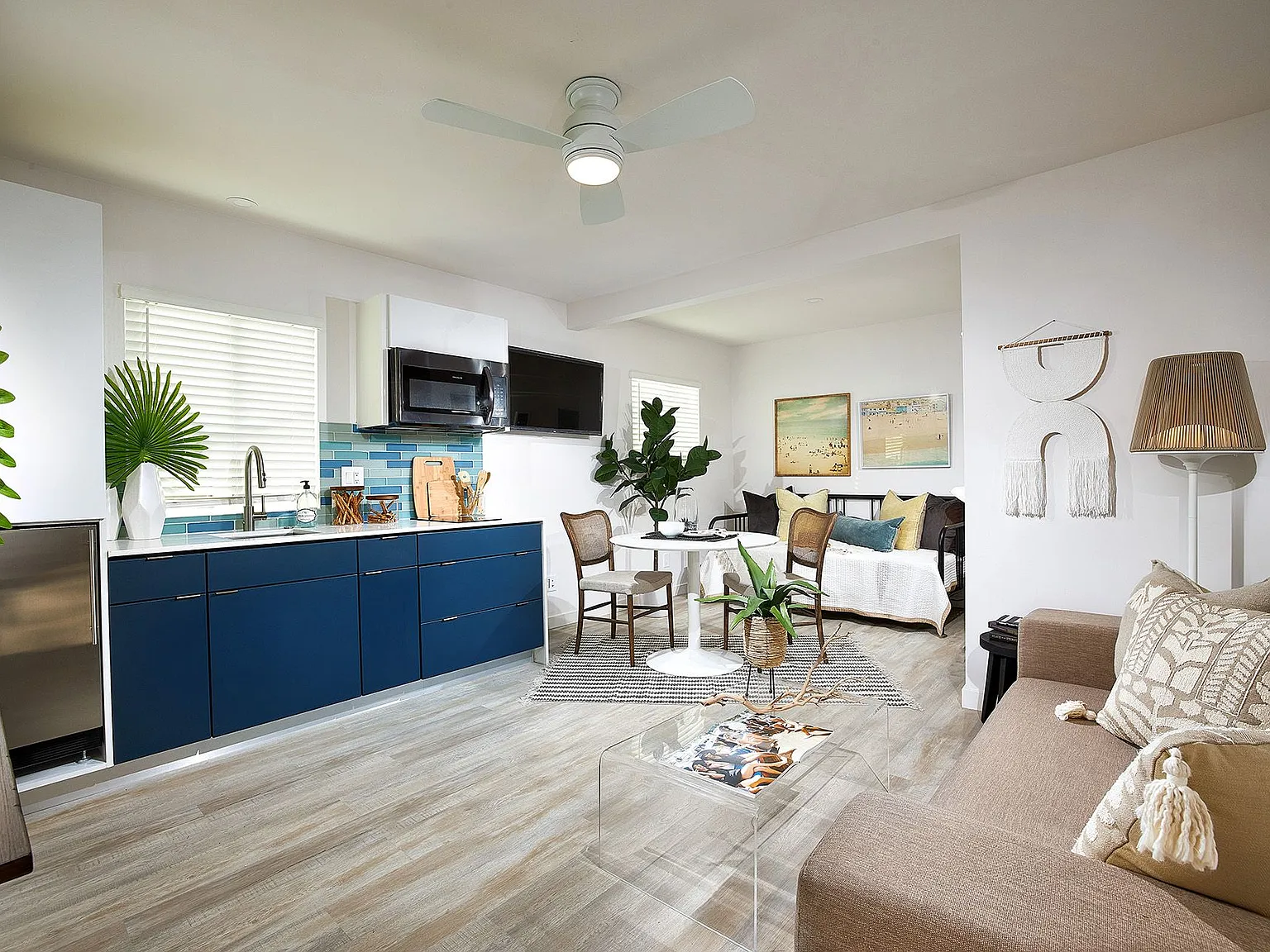 Newly Renovated Community 2 Blocks From The Beach! — Photo 2
