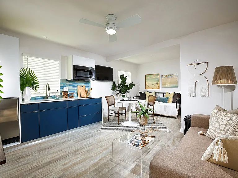 Newly Renovated Community 2 Blocks From The Beach! — Photo 2