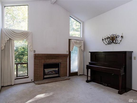 4th image of 15906 Village Green Dr Unit D