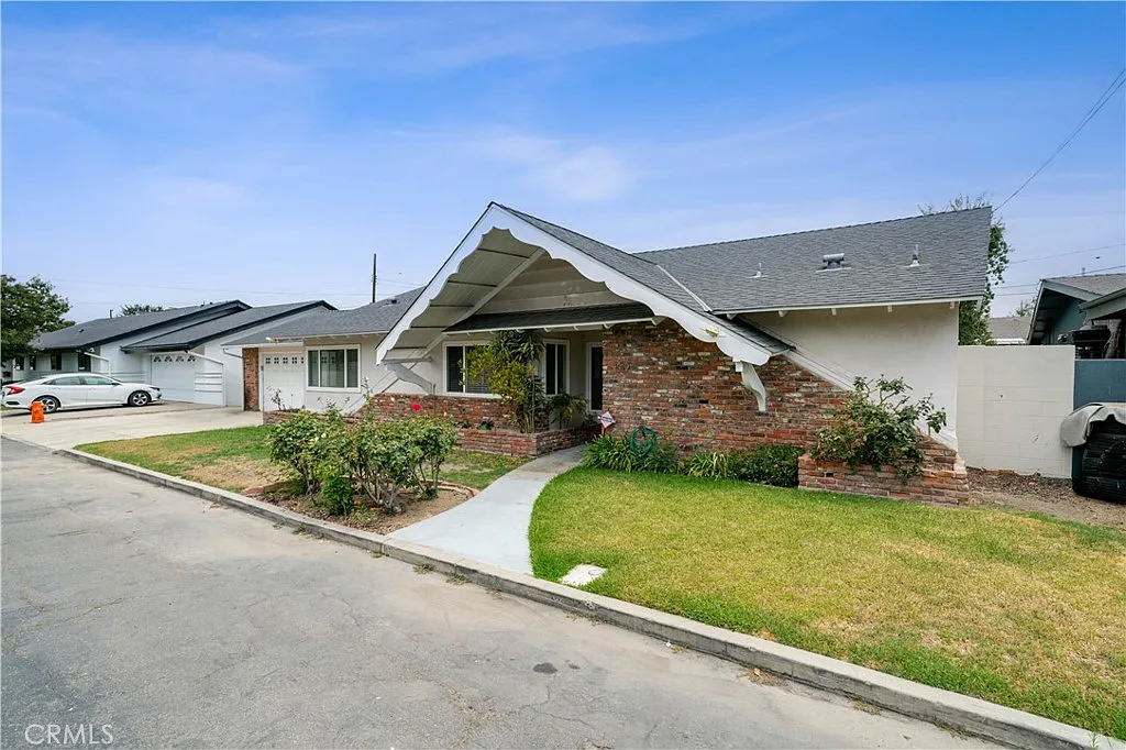 6 bed, 2175 sqft, $5,800 — Photo 2