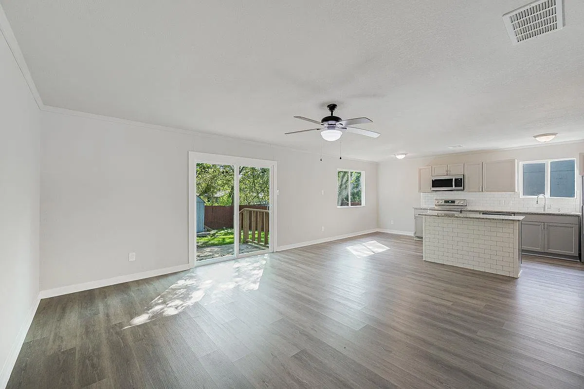 3 bed, 2.0 bath, 1224 sqft, $2,100 — Photo 3