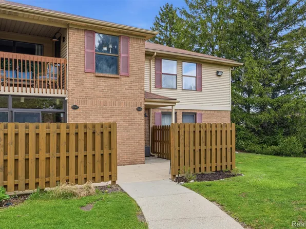 19145 Surrey Ln, Northville, MI 48167