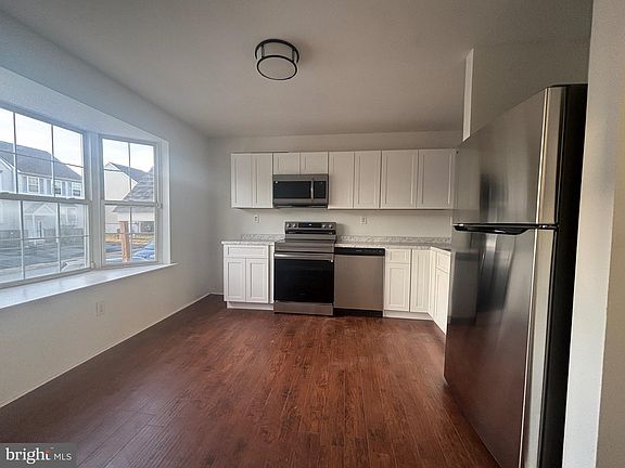 3rd image of 533 Canary Dr