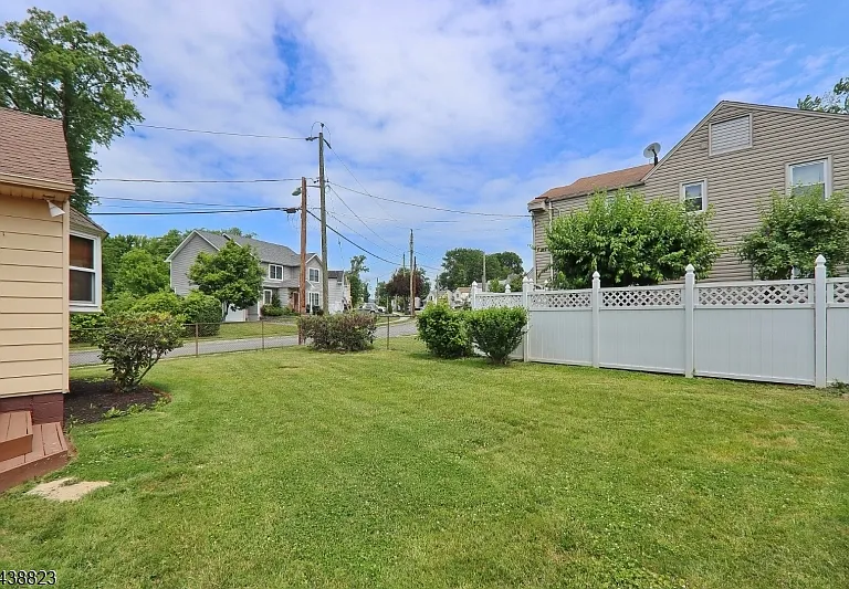 2515 Jackson Ave — Photo 2