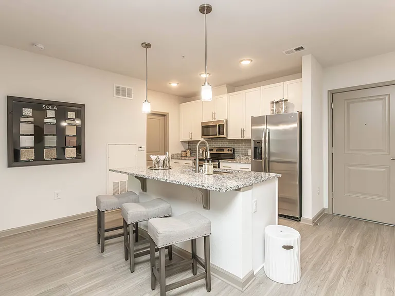 Sola South Lux Apartments — Photo 33