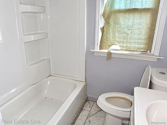5th image of 12105 Sanford St