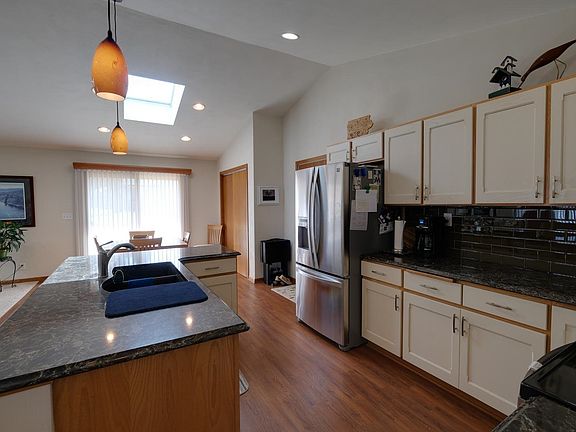 3rd image of 425 Ventura Ln