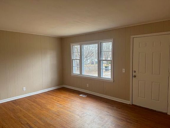 4th image of 210 Green Meadow Ln