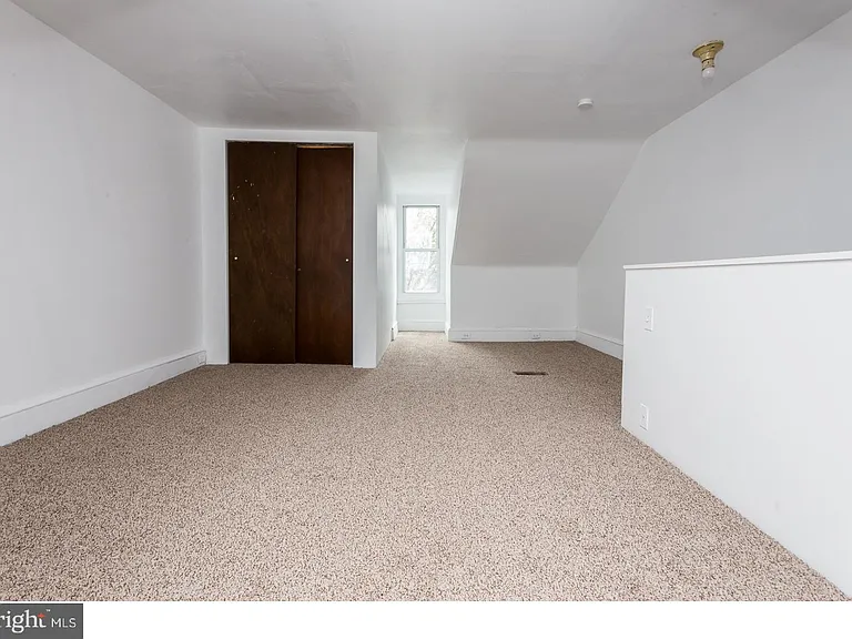 849 Queen St — Photo 15