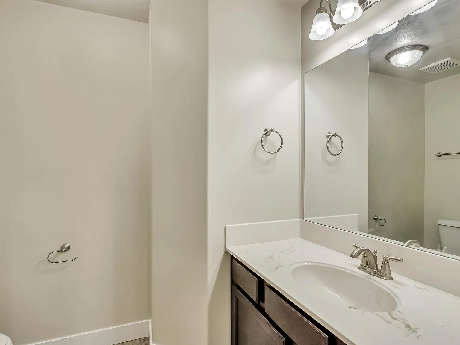 209 W Whitewater Dr — Photo 3