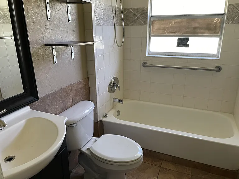 1010-1020 NE 95th St #5 — Photo 6