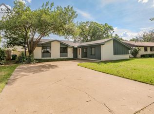 909 W Cornelia Ave, Iowa Park, TX 76367