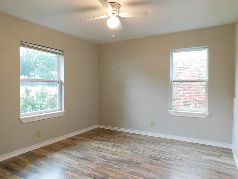 325 W Jones St — Photo 13