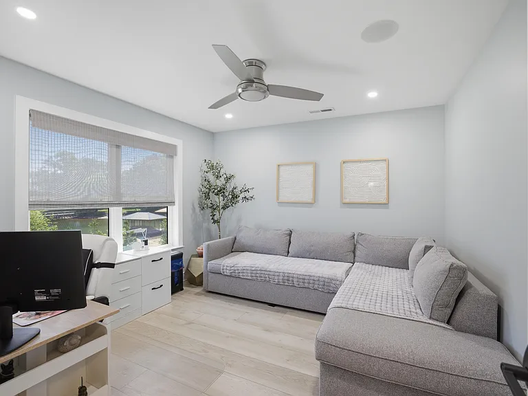15928 Henry Ln — Photo 17