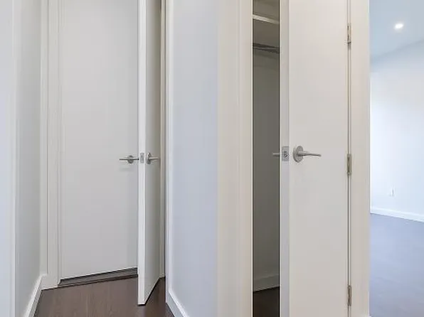 592 Albany Avenue image 2 of 6