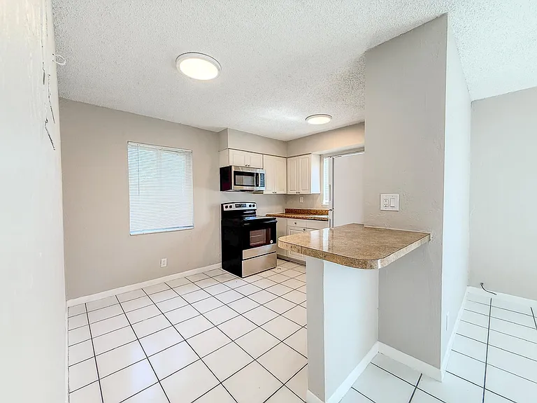 1025 NE 17th Ave #1 — Photo 4