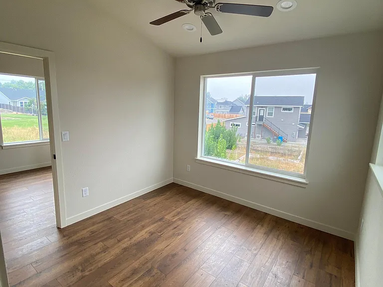 330 Lithia Ave — Photo 8