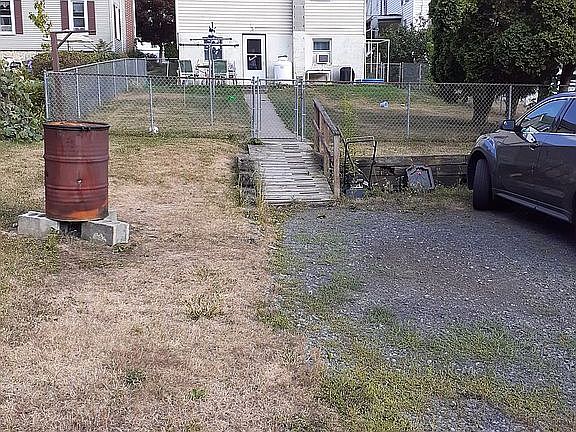 Back of house, 2 car parking