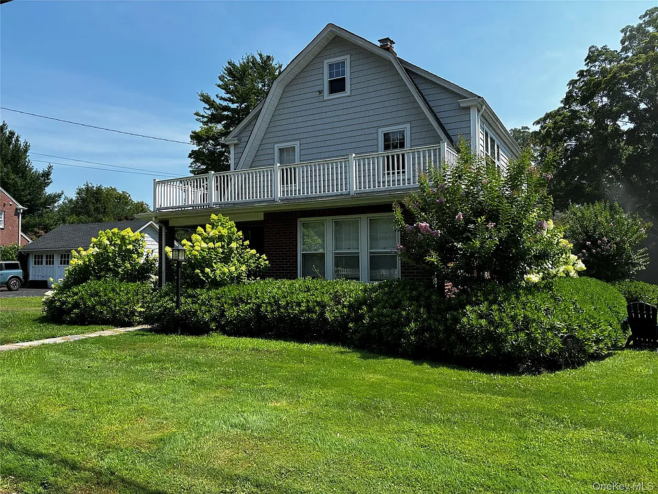160 W Neck Rd