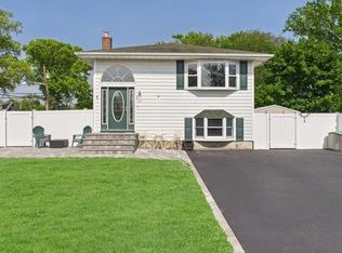 147 Connetquot Rd, Oakdale, NY 11769