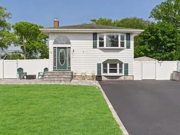147 Connetquot Road, Oakdale, NY 11769