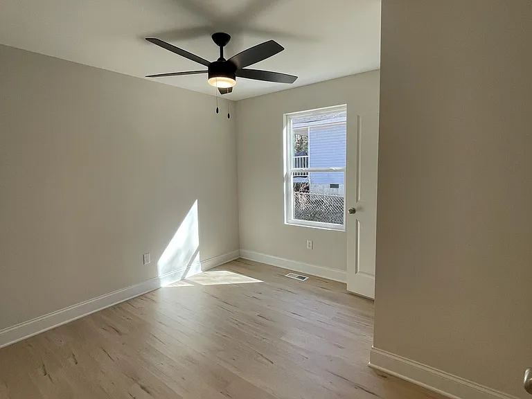 2405 Harley St — Photo 10