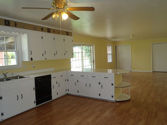 5th image of 300 Fairlane Dr